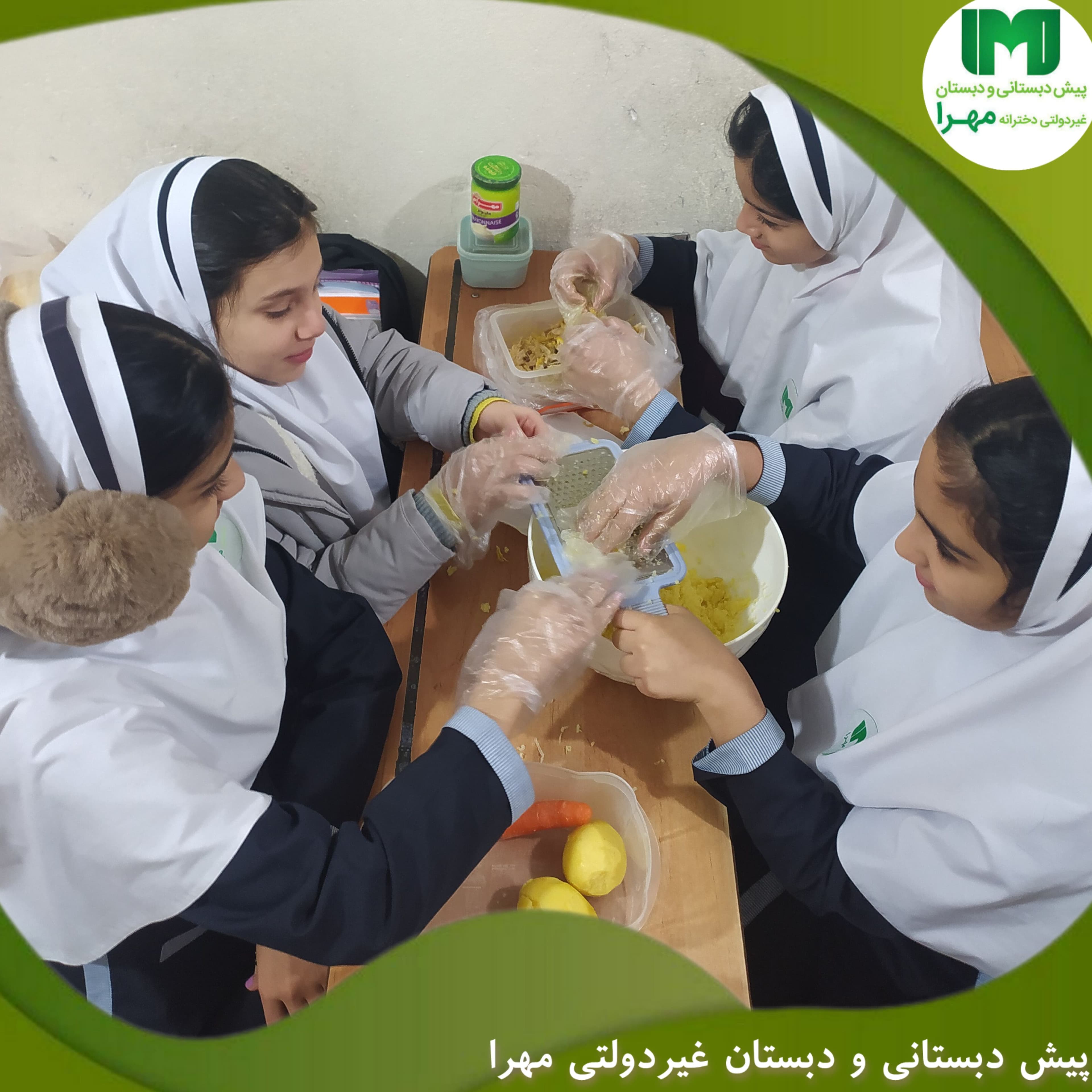 درست کردن الویه در جهت آشنایی  با مزه ها و بو های مختلف در پایه پنجم