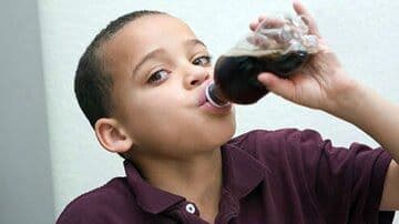 مصرف نوشابه چه تاثیری بر سلامت کودکان دارد؟